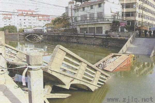車輛超載引起無錫市復(fù)新橋跨塌