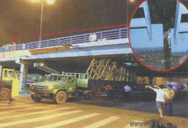 吳凇大橋被超高卡車撞開裂縫