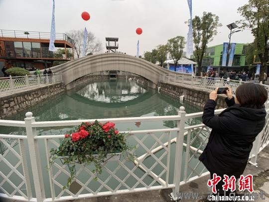 該橋位于上海智慧灣科創(chuàng)園?！】涤裾?攝