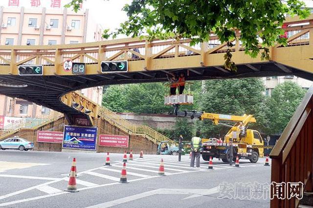 安順西秀區(qū)對人行天橋進行安全監(jiān)測，保障市民出行安全