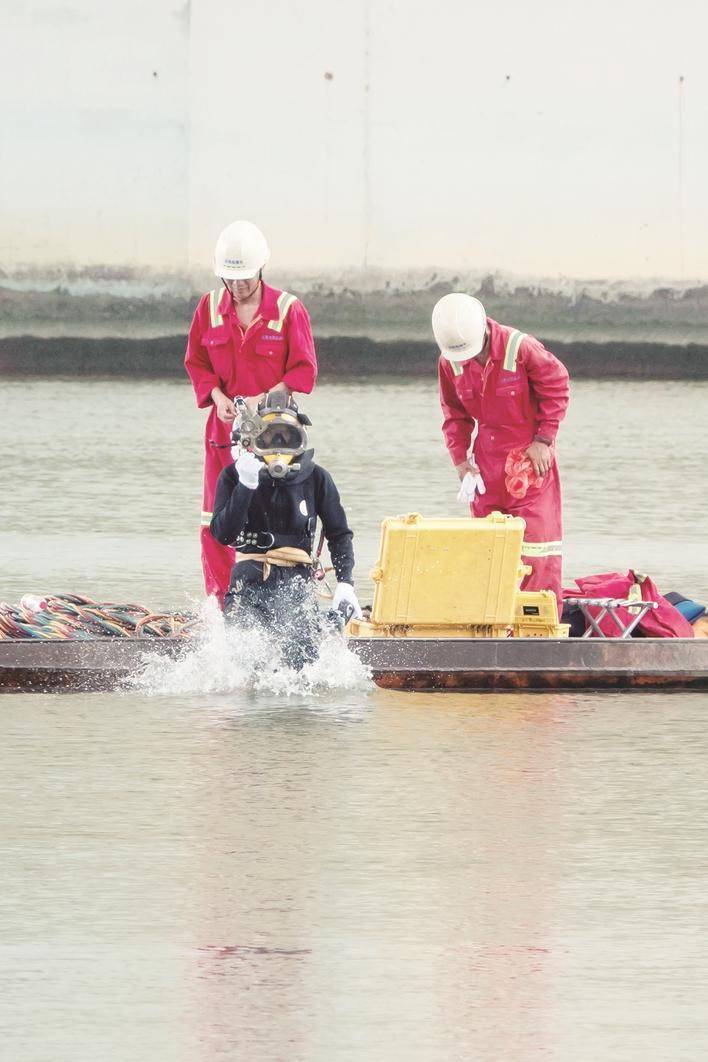 漳州市市政工程中心水陸并進(jìn)，對(duì)南山橋、戰(zhàn)備大橋、水仙花大橋、九龍江大橋等多座橋梁進(jìn)行無(wú)死角檢測(cè)