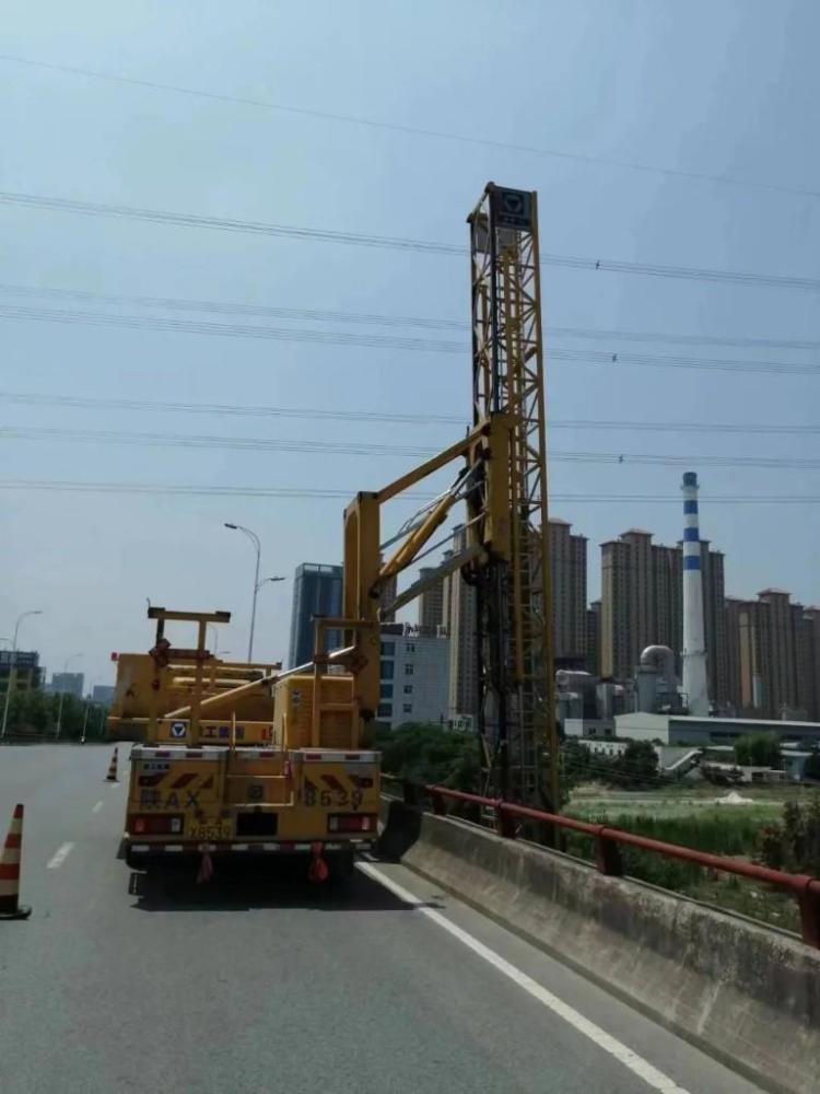 咸陽市對同文路高架橋和彩虹路高架橋橋體進行全面檢測。