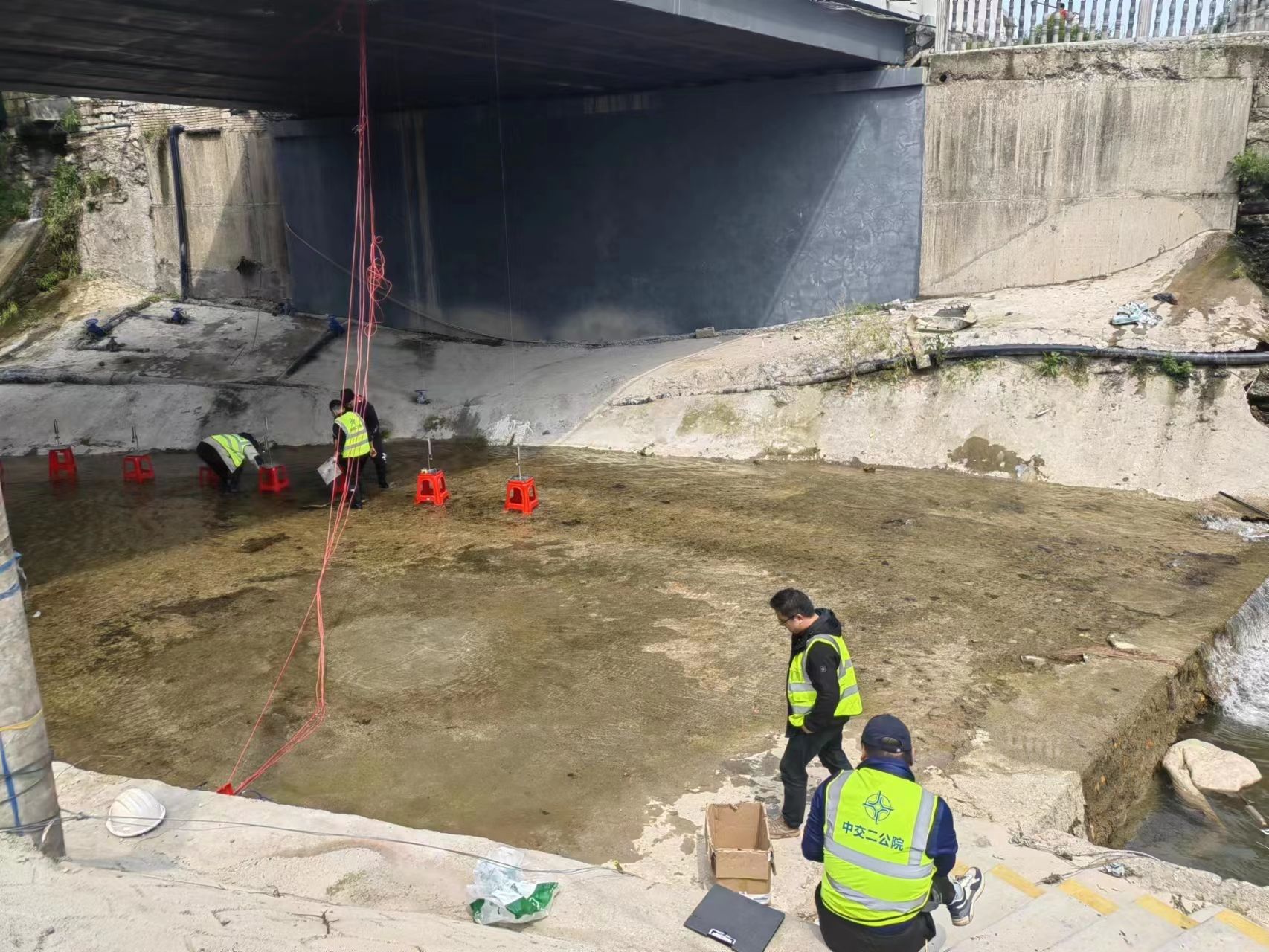 湖北崇陽(yáng)心對(duì)G106京廣線新河橋等12座加固改造后的橋梁進(jìn)行動(dòng)靜荷載試驗(yàn)