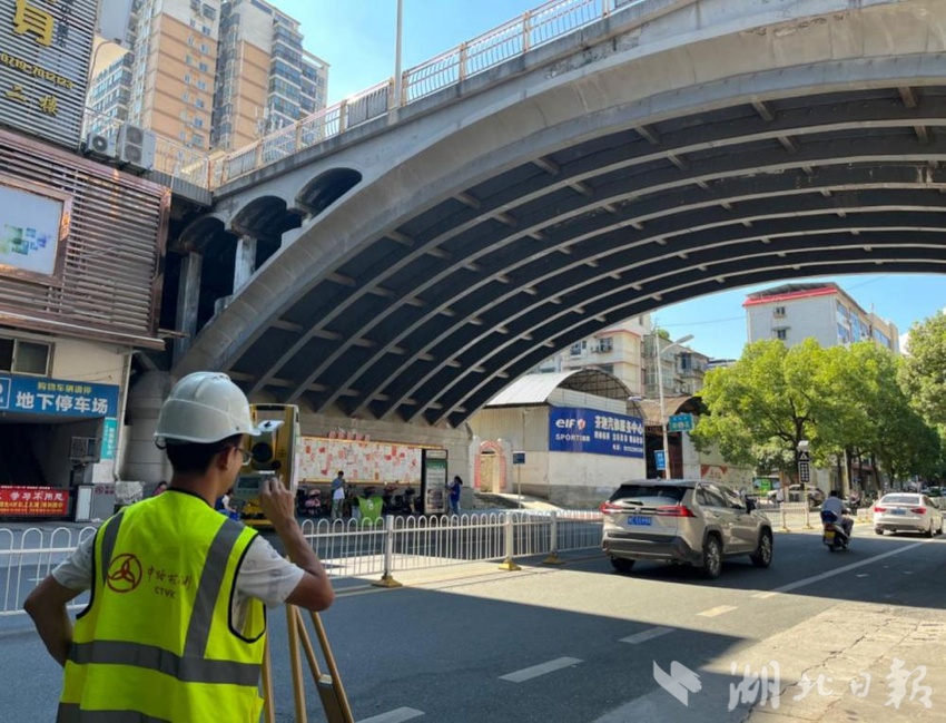 湖北省十堰市鄖陽區(qū)對管養(yǎng)的6座城區(qū)市政橋梁進(jìn)行全方位的“體檢”