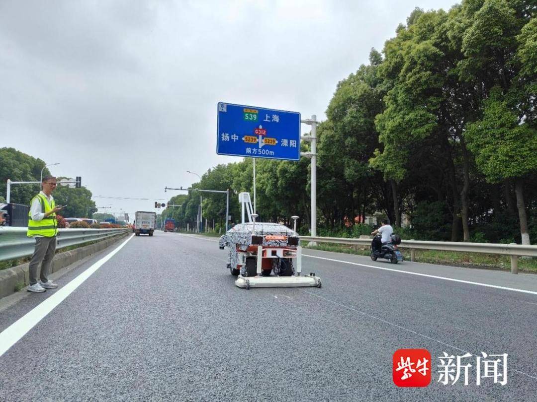 常州公路路面自動檢測機(jī)器人上線
