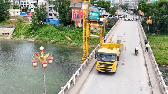 湖北崇陽邀請橋梁檢測專家團(tuán)隊，對崇陽大橋、崇陽三橋等進(jìn)行深度“體檢”