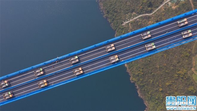 壯觀！甕安至開陽高速公路開州湖特大橋進(jìn)行荷載試驗